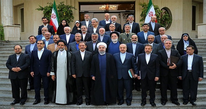 امام خمینی: همه چیز به شما مربوط است